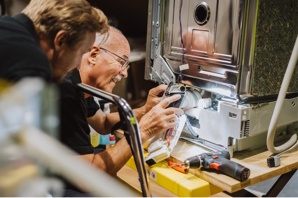 Techniker von Haefeli Service bei der Reparatur